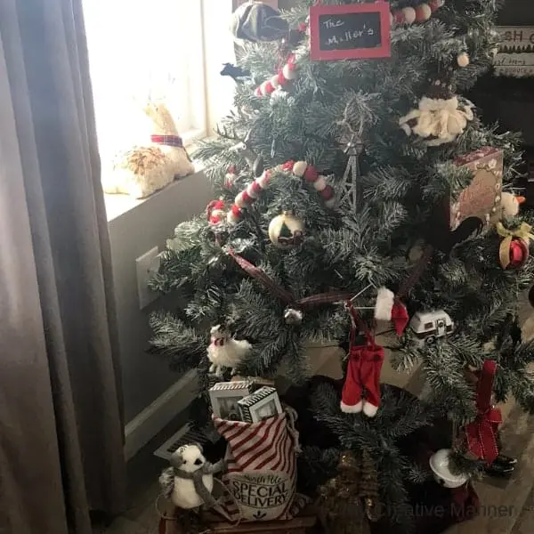 A Christmas tree that is decorated in an rustic Christmas feel.