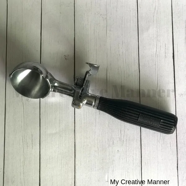 Picture of a ice cream scoop.