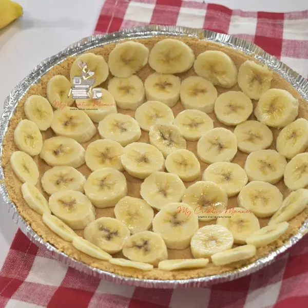 Fresh bananas layered in a graham cracker crust.